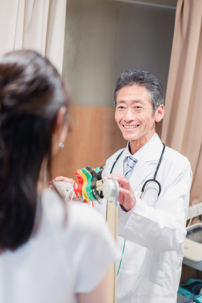 医院里的老年医生和病人图片下载