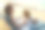 在海滩上用笔记本电脑工作的亚洲商业女性图片下载