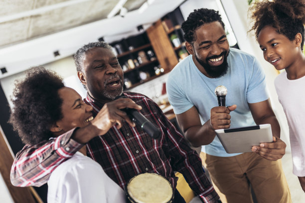 一家人在家里用麦克风唱卡拉ok图片下载