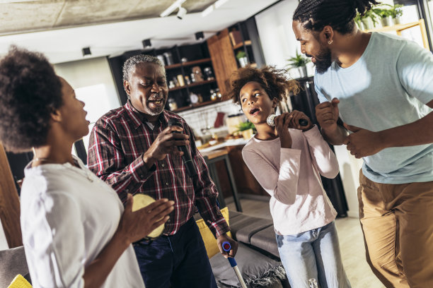 一家人在家里用麦克风唱卡拉ok图片下载