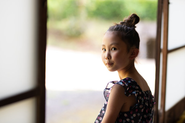 坐在日本人房子阳台上的女孩图片下载