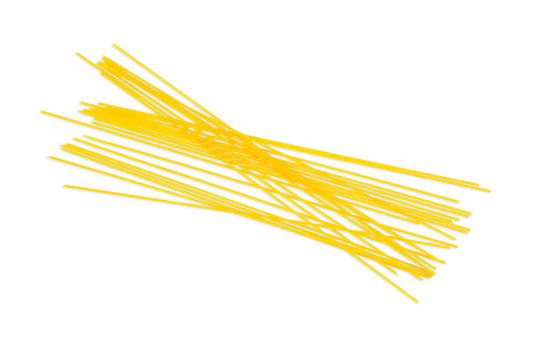 黄色的生鸡蛋或小麦意大利面，在蛋白上分离图片下载