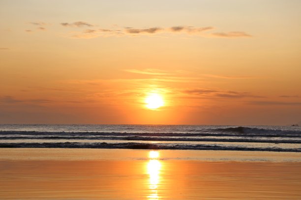 当太阳从地平线升起，越过水平线的黄金时刻。明亮的太阳光线散布四周。图片下载