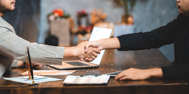 专业的商务人士和女性同事公司合伙人在现代办公室开会工作，为公司文档计划、概念想法和创意启动项目进行头脑风暴图片下载