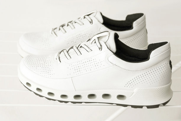 白色运动鞋，天然皮革防水运动鞋图片下载