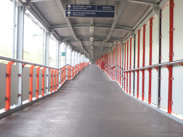 灰色的路，橙色的屋顶图片下载