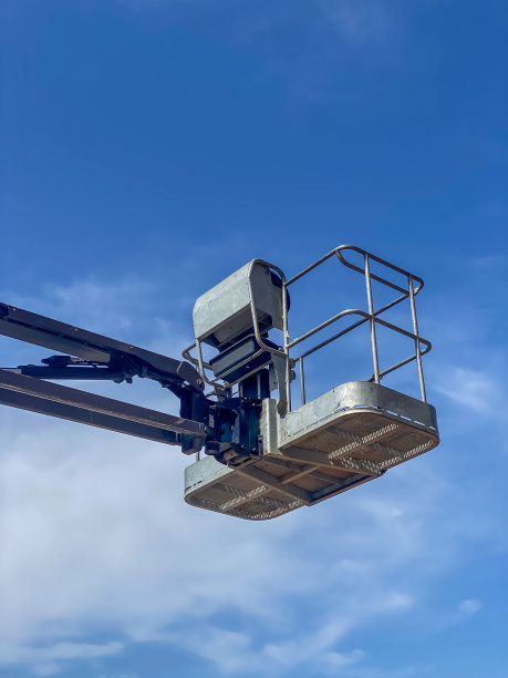 举升机，工作高空平台，迎着蓝天图片下载