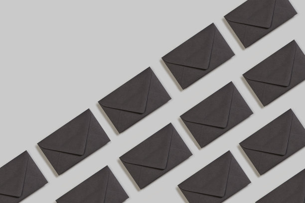 灰色背景的黑色信封图片下载