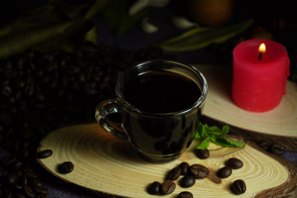 黑咖啡和烛光咖啡图片下载
