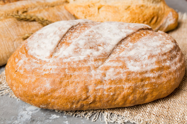 自制的面包。不同种类的新鲜面包作为背景，透视图与复制空间图片下载