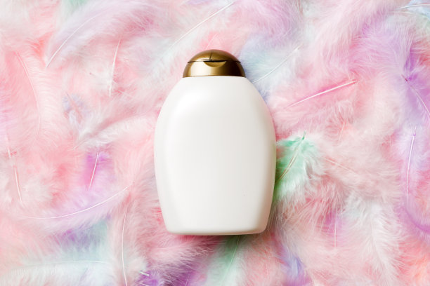 水疗美容产品，奶油瓶，品牌模拟，顶部视图与羽毛背景。平躺图片下载