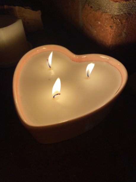 一个有3个火焰的心形蜡烛。图片下载