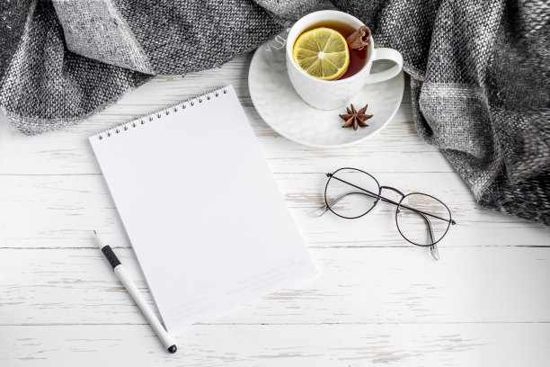 笔记本，茶，钢笔，眼镜放在白色的木桌上图片下载