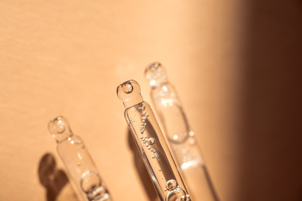 三管化妆品凝胶放在米色背景上。图片下载