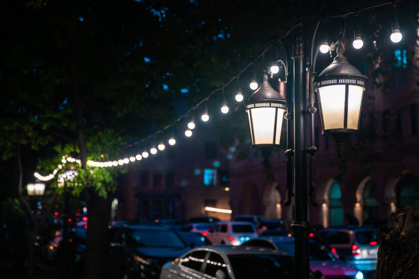 夜晚街道上的灯和灯泡图片下载