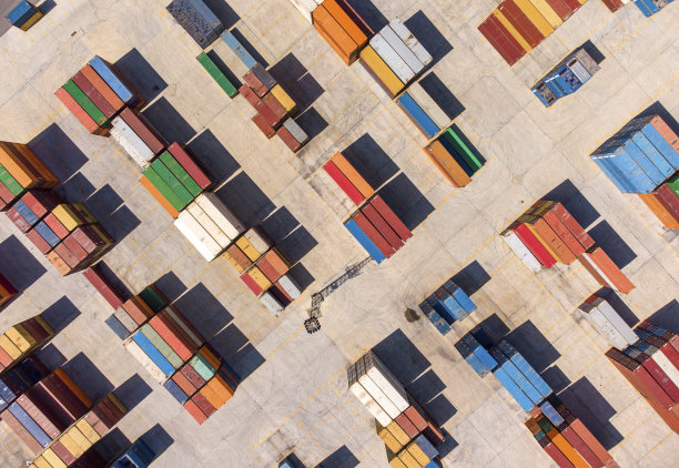 集装箱码头货运港鸟瞰：国际航运与全球贸易图片下载