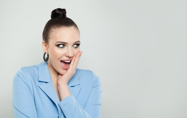 特写肖像可爱有吸引力可爱开朗快活震惊的女人女士在白色背景图片下载