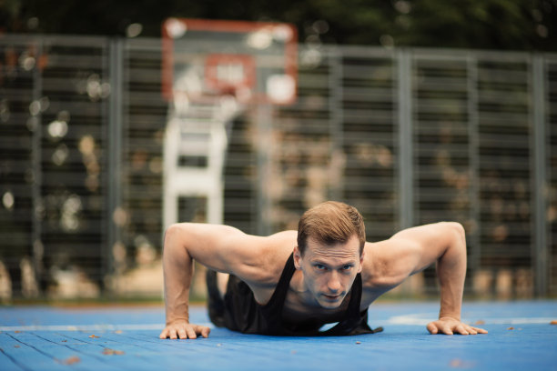 健康的年轻白人男子在进行综合体能训练做俯卧撑图片下载