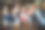 男球迷一边看电视一边尖叫一边在酒吧里喝啤酒图片下载
