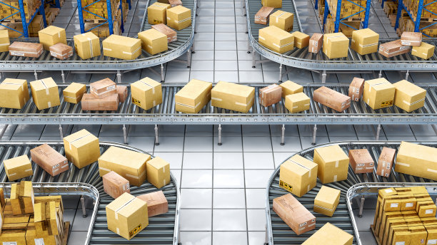 很多箱子沿着仓库内的传送带移动，货架和成堆的箱子，3d插图图片下载