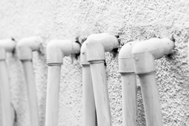 白色塑料管墙角一排，特写照片图片下载