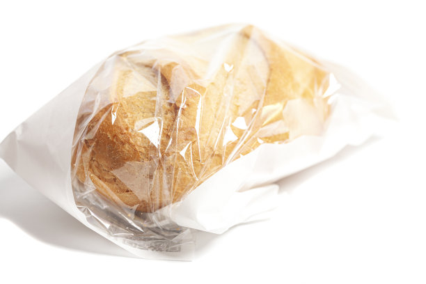 纸袋里的白面包，在白色背景上分开图片下载