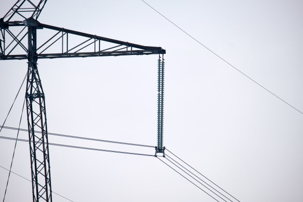 高压绝缘钢柱串与电力线路，用于安全长距离输送电能图片下载