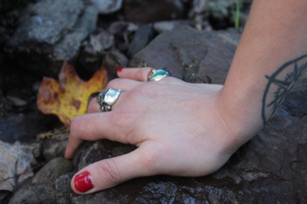 手放在岩石上图片下载