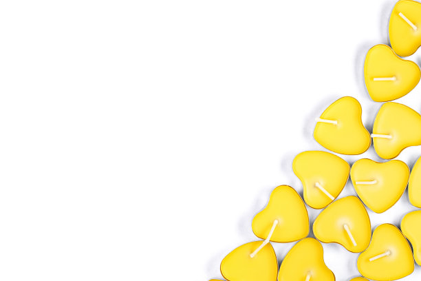 框架的黄色香味蜡烛在白色背景，俯视图，平铺，拷贝空间。图片下载