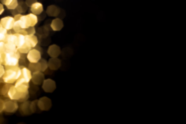 金色模糊散景灯在黑色背景图片下载