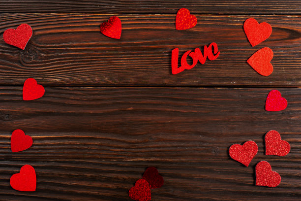 心形金属片框架与拷贝空间的深色木材情人节背景图片下载