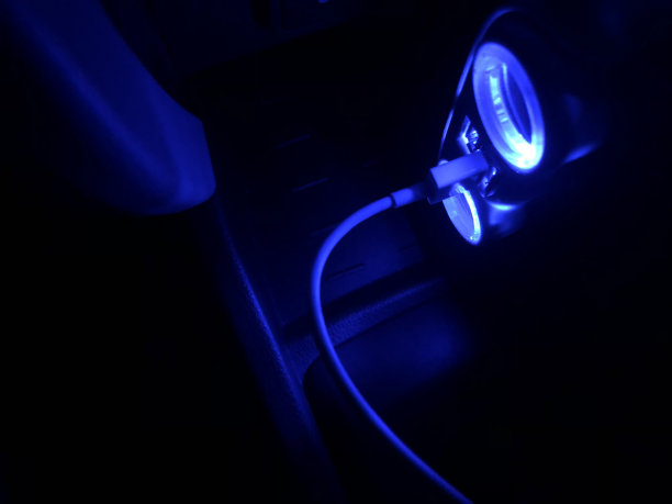 蓝色的手机灯就在车里充电，在照片的侧面图片下载