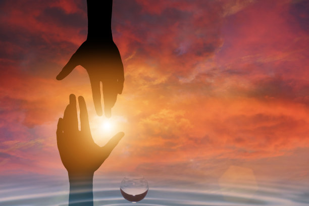 援助之手理念与国际和平日剪影。谢谢你的支持。我能为您做些什么?国际和平日，发展友谊。请帮助我。图片下载