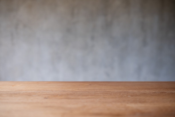 木制桌面与模糊的混凝土墙背景图片下载
