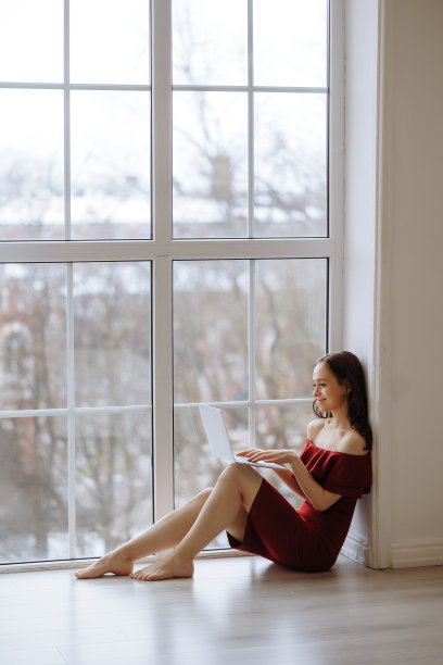 一位年轻的女士正在用笔记本电脑工作图片下载