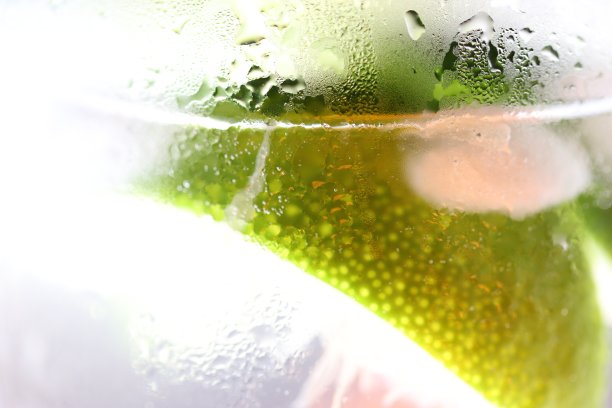 清澈的冰玻璃与切青柠和冰饮料。特写微距图像照片。图片下载