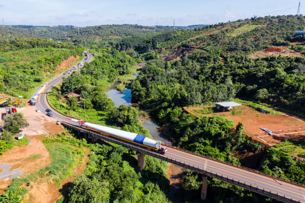 在乡村森林和山区运输超大负荷或特殊车队的特殊半挂车的长车辆卡车的鸟瞰图。运输与物流概念图片下载