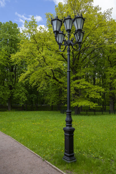 公园里古色古香的路灯，映衬着绿树图片下载