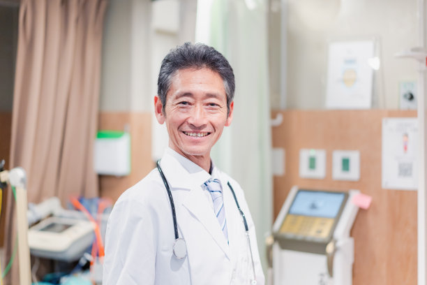 在医院工作的老年男医生图片下载