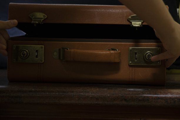 两只手打开行李箱图片下载