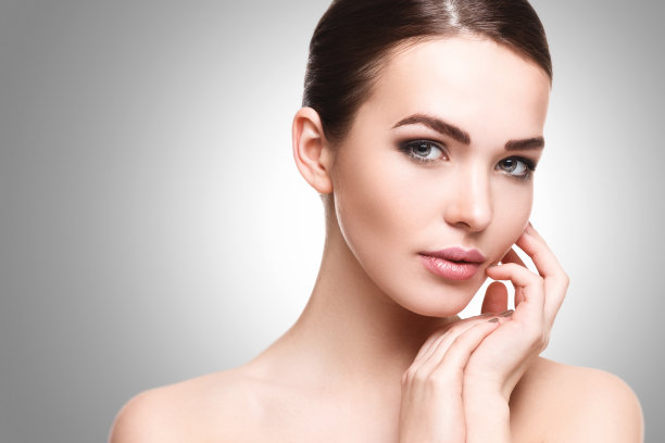 妆容自然的年轻漂亮女人图片下载