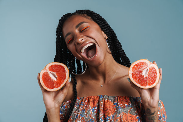 年轻的黑人女性化妆后在展示葡萄柚时尖叫图片下载