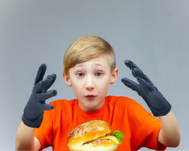 那个吃芝士汉堡的男孩图片下载