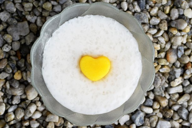 自制的椰奶木薯布丁，用新鲜的油桃装饰成心形图片下载