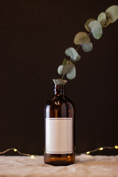 在孤立的背景上空出琥珀色玻璃肥皂或洗发水瓶。皮肤护理或头发的概念与天然化妆品。图片下载