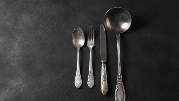 老旧的古董餐具：刀、叉、勺和长柄勺图片下载