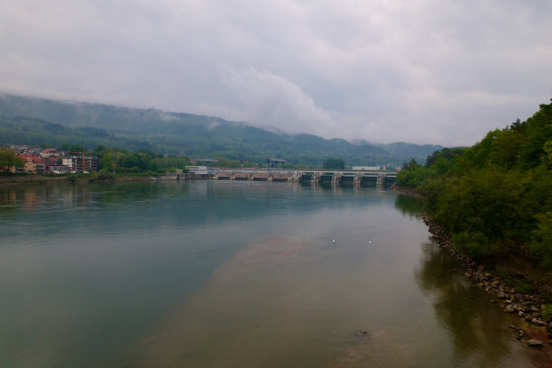 鸟瞰图的工厂建筑在斯坦因，阿尔高州，与莱茵河和发电厂的背景。这张照片拍摄于2022年5月6日，瑞士斯坦因。图片下载