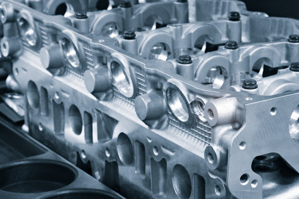 打开四缸汽油发动机的机体。特写，工业金属加工概念图片下载