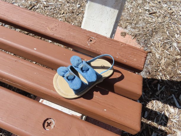 公园长椅上丢失的孩子凉鞋图片下载