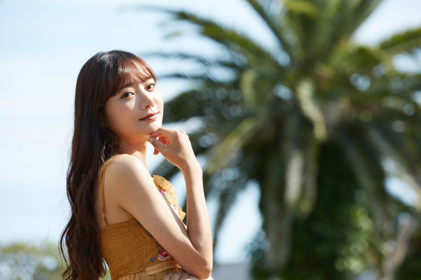 年轻的亚洲女性喜欢这个度假胜地图片下载